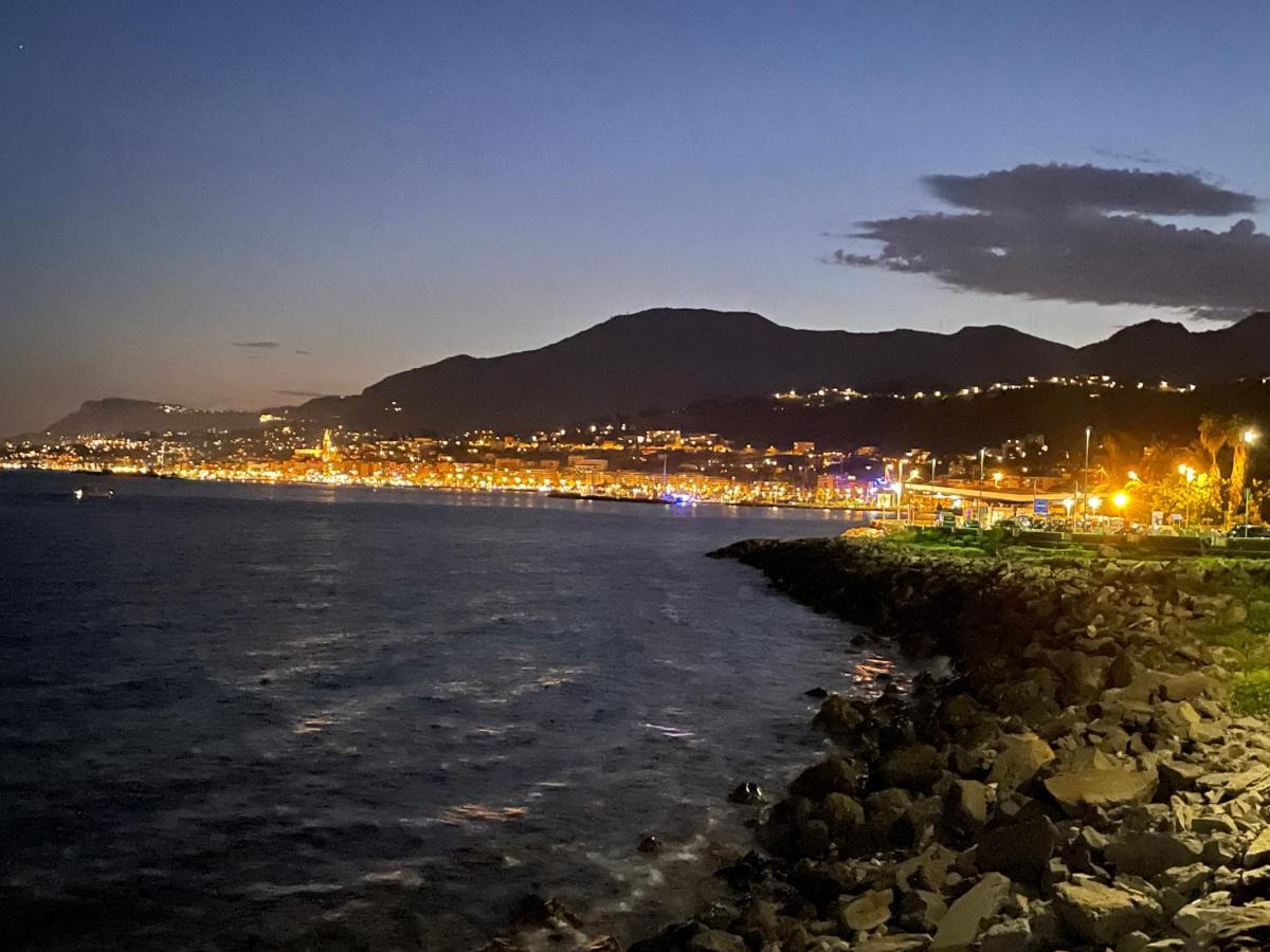 Menton Centre Vue Imprenable Sur Mer Et Jardin Bioves Exterior foto
